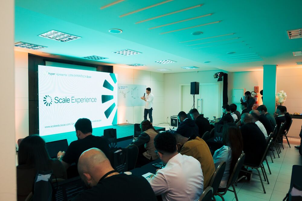 Sala cheia em evento do Grupo Scale
