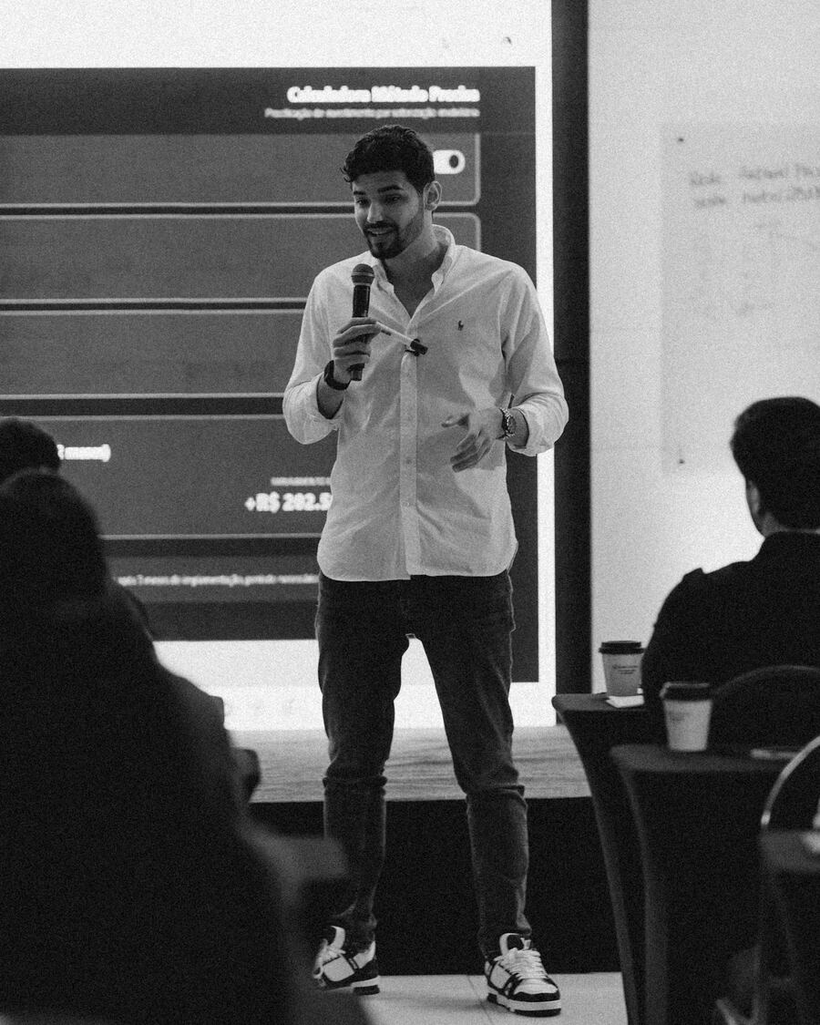 Marcos Machado apresentando para uma sala de empresários